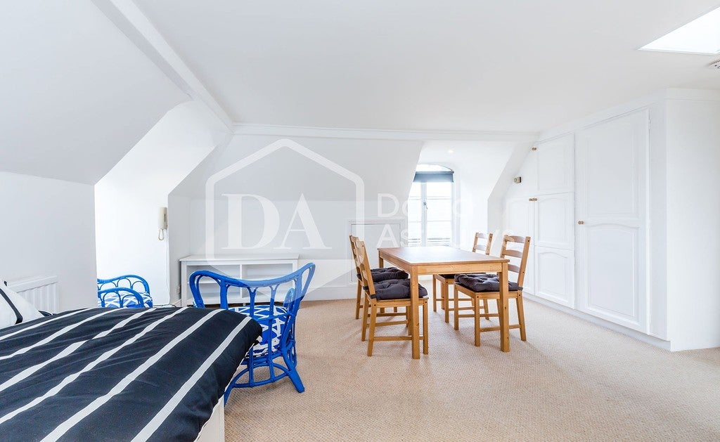 Flat Middle Lane in Greater London