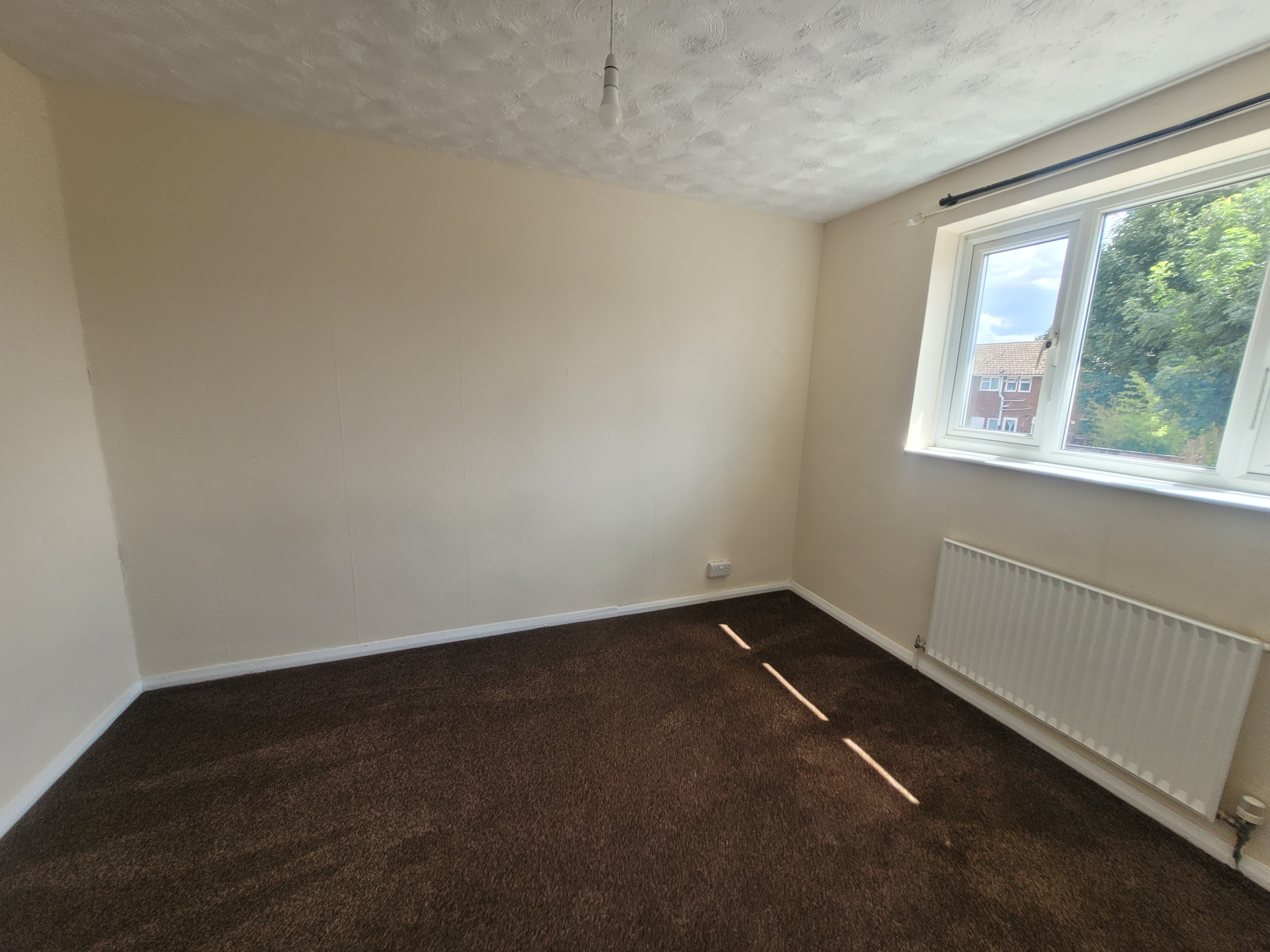 House Hetherington Close in Slough