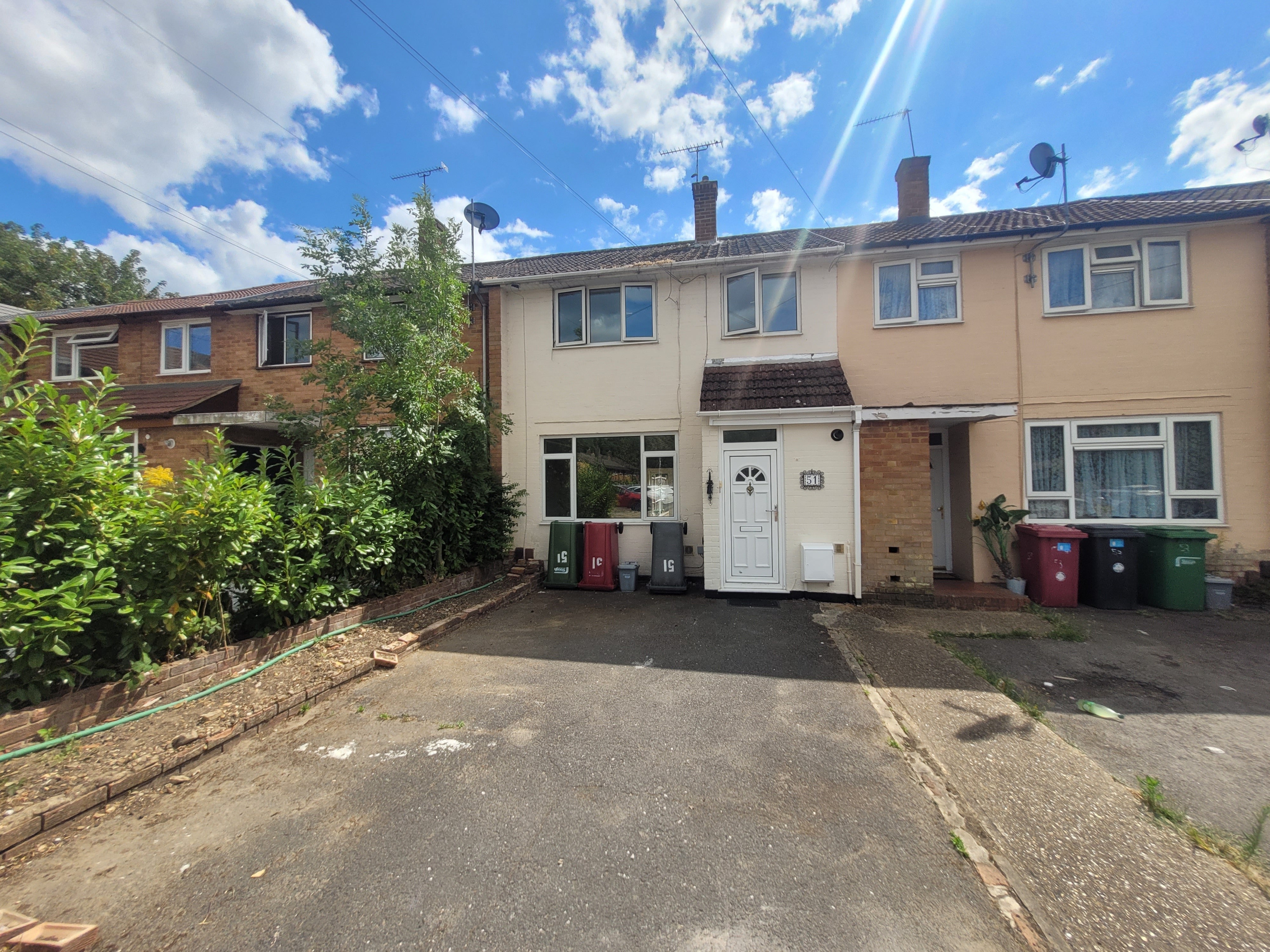 House Hetherington Close in Slough