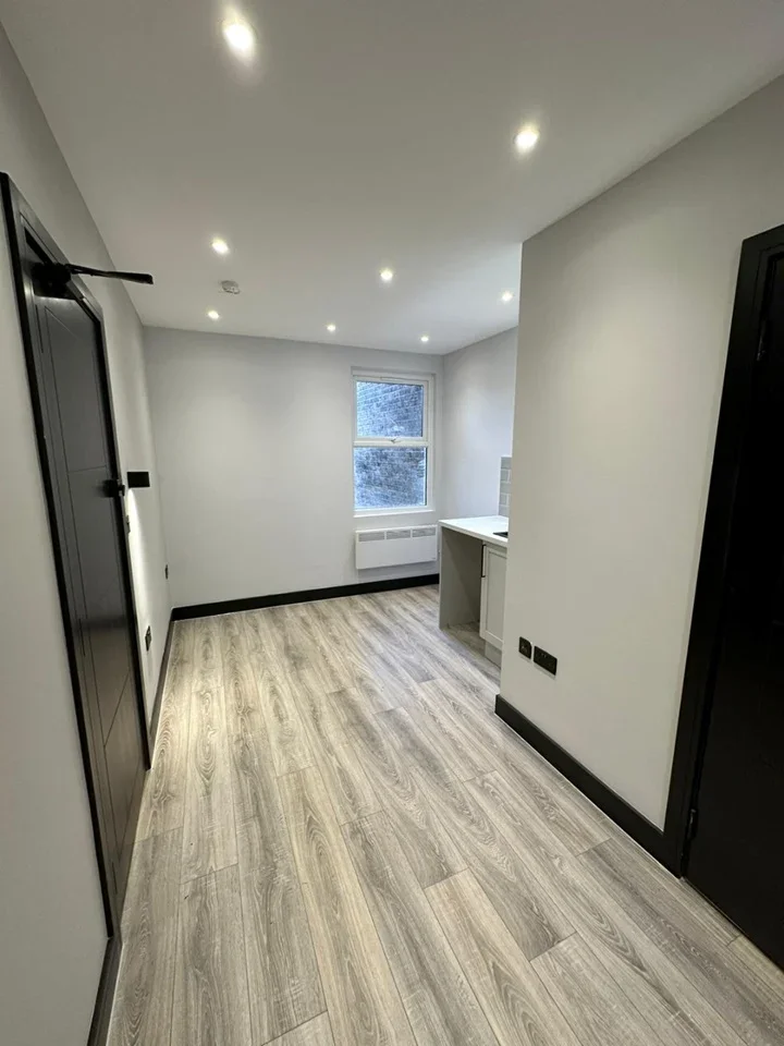 Flat Brookehowse Road in Greater London
