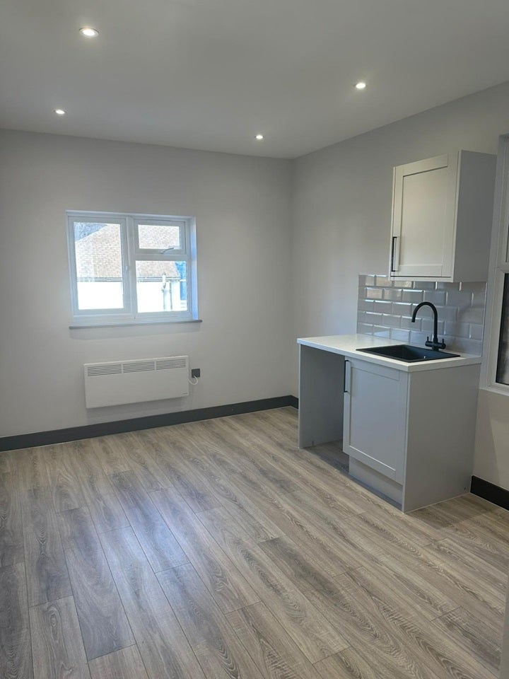 Flat Brookehowse Road in Greater London