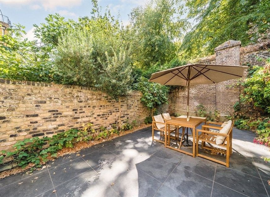 Flat Ifield Road in Greater London