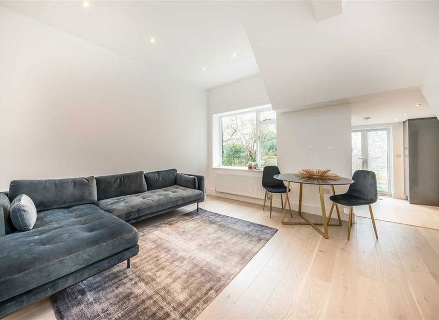 Flat Ifield Road in Greater London