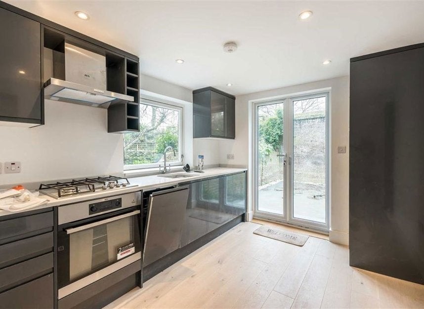Flat Ifield Road in Greater London