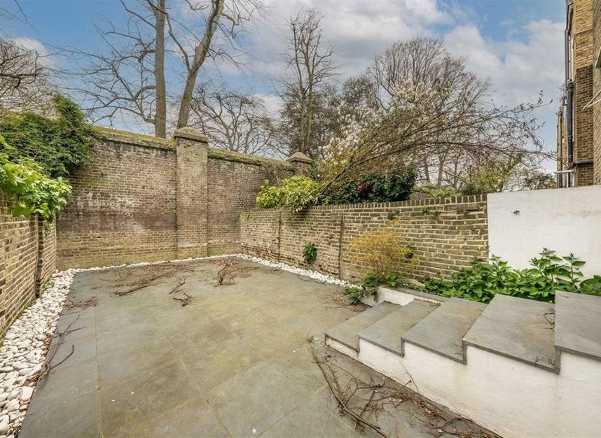 Flat Ifield Road in Greater London