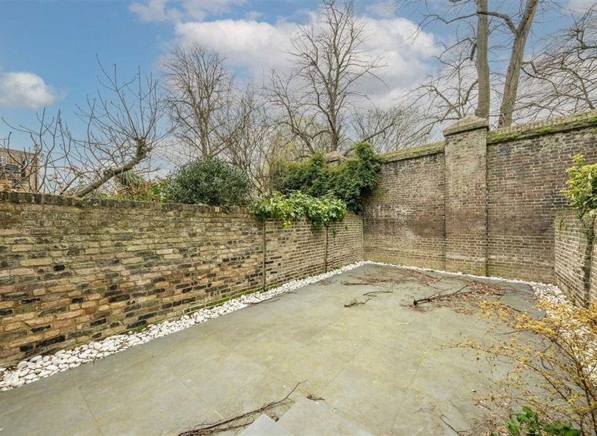 Flat Ifield Road in Greater London