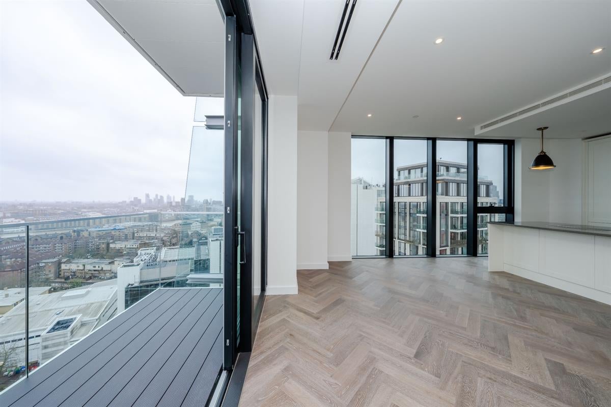 Flat Pennington Street in Greater London