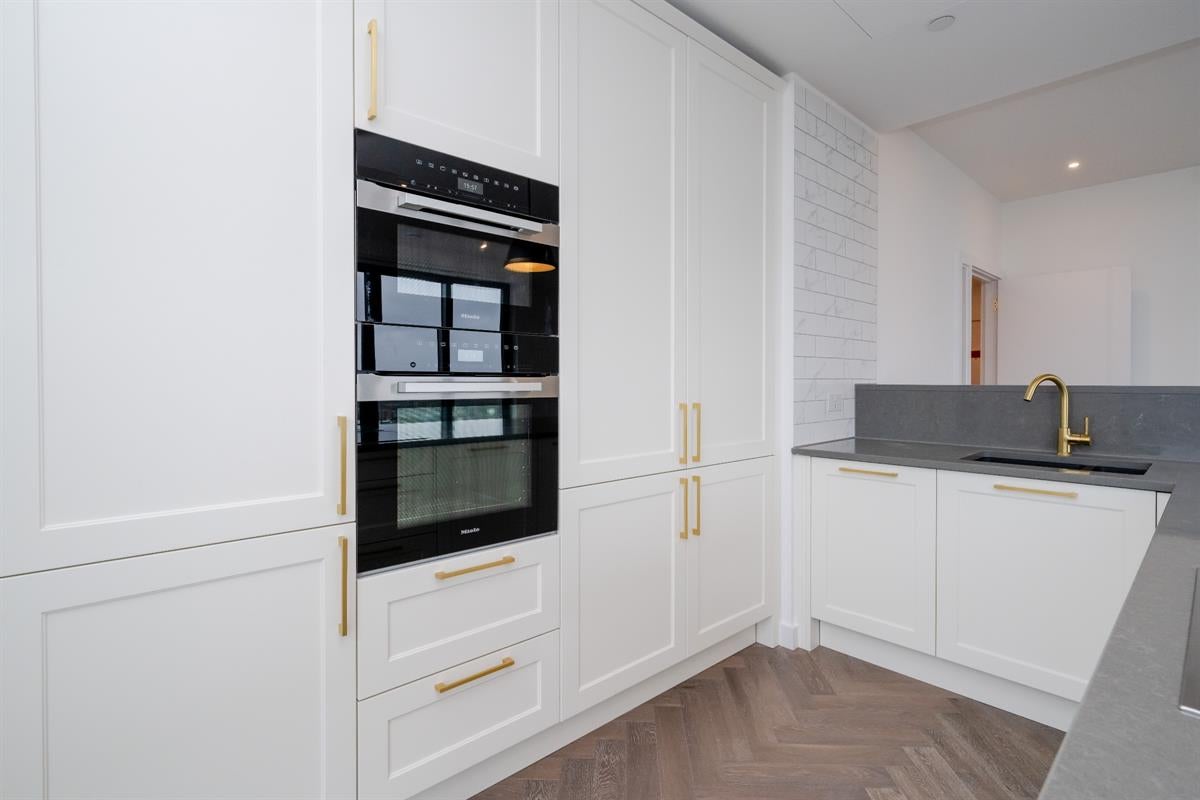 Flat Pennington Street in Greater London