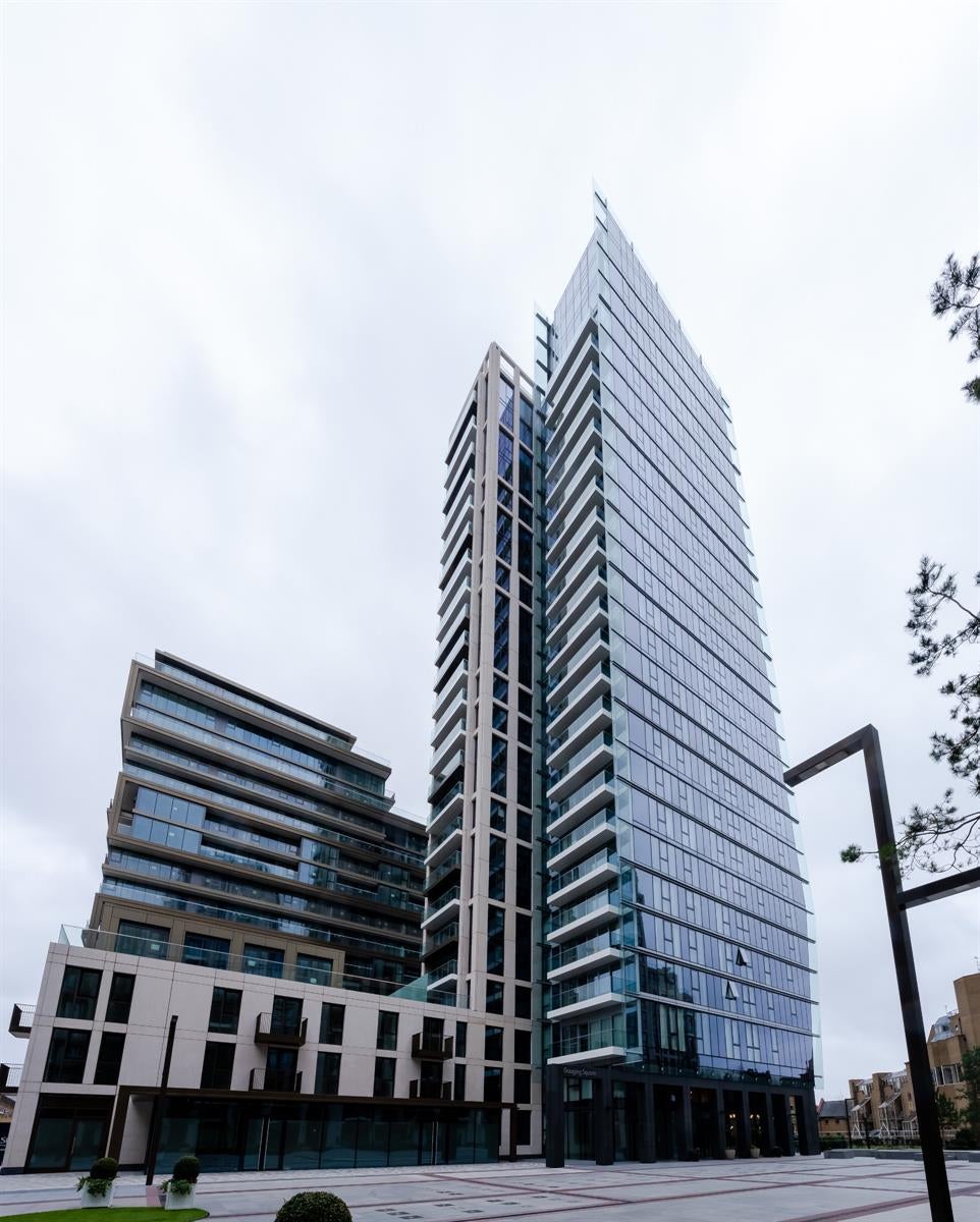 Flat Pennington Street in Greater London