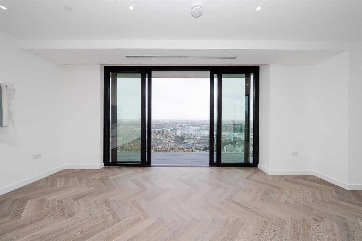 Flat Pennington Street in Greater London