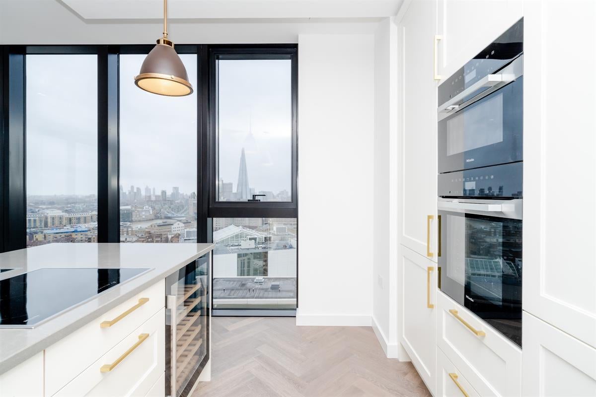Flat Pennington Street in Greater London