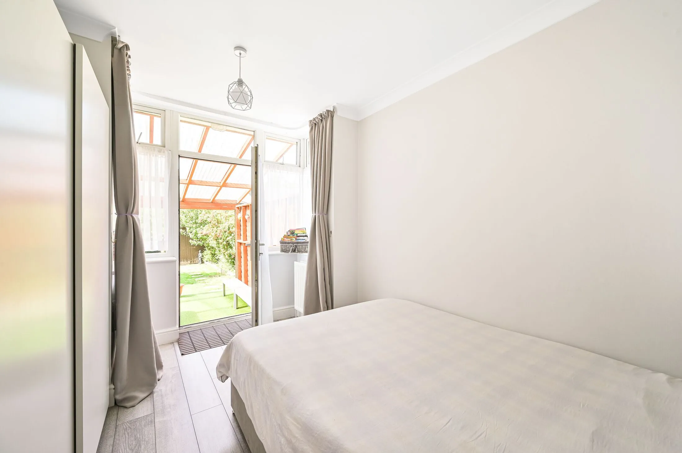 Flat Watford Way in Greater London