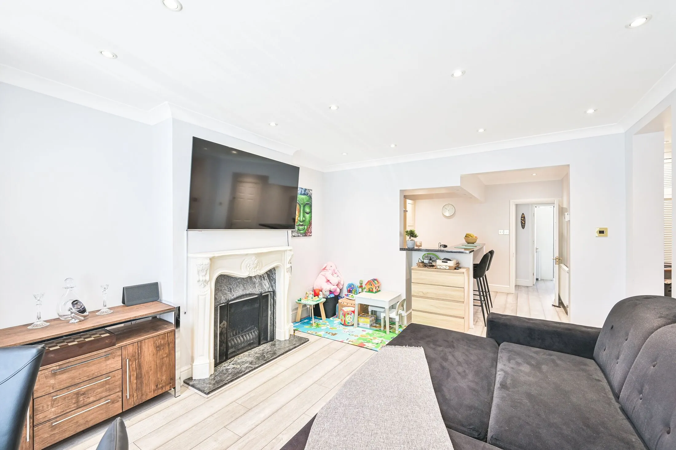 Flat Watford Way in Greater London