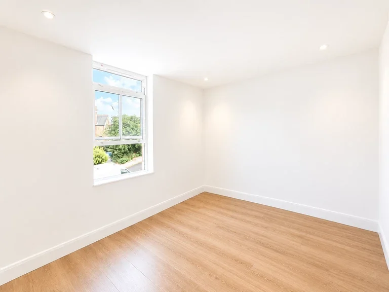 Flat Bushey Grove Road in Hertsmere