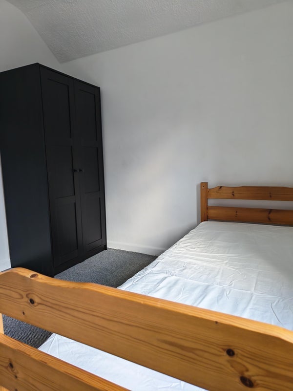 Room Cossington Road in Bristol