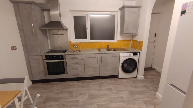 Room Cossington Road in Bristol