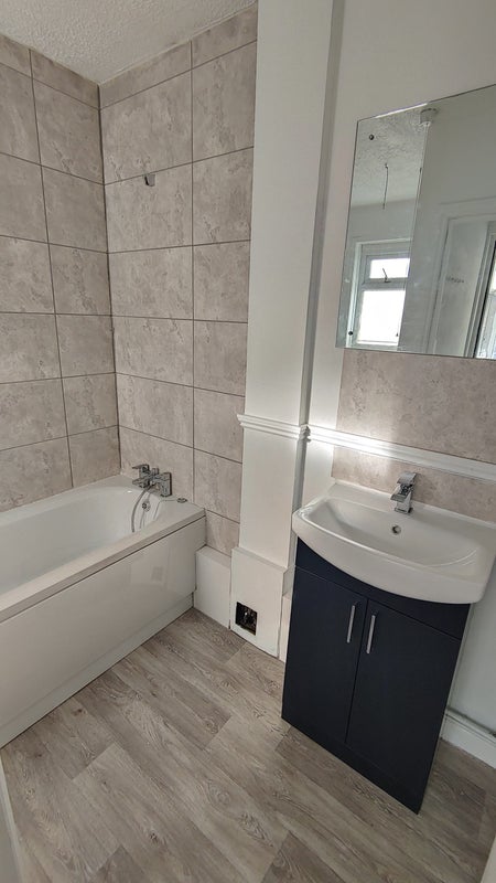 Room Cossington Road in Bristol