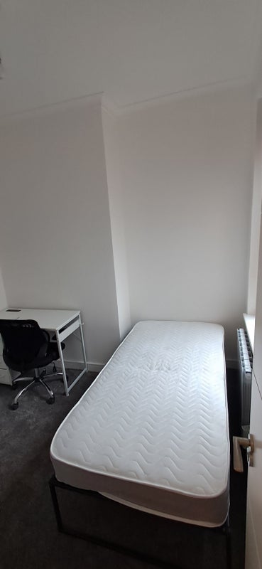 Room Gilroy Road in Liverpool