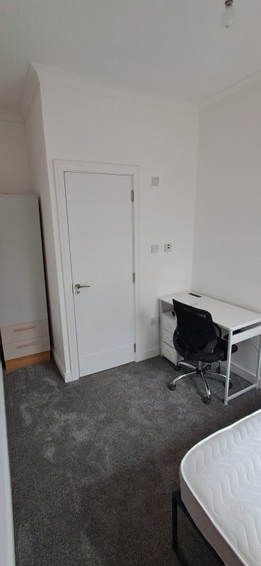 Room Gilroy Road in Liverpool