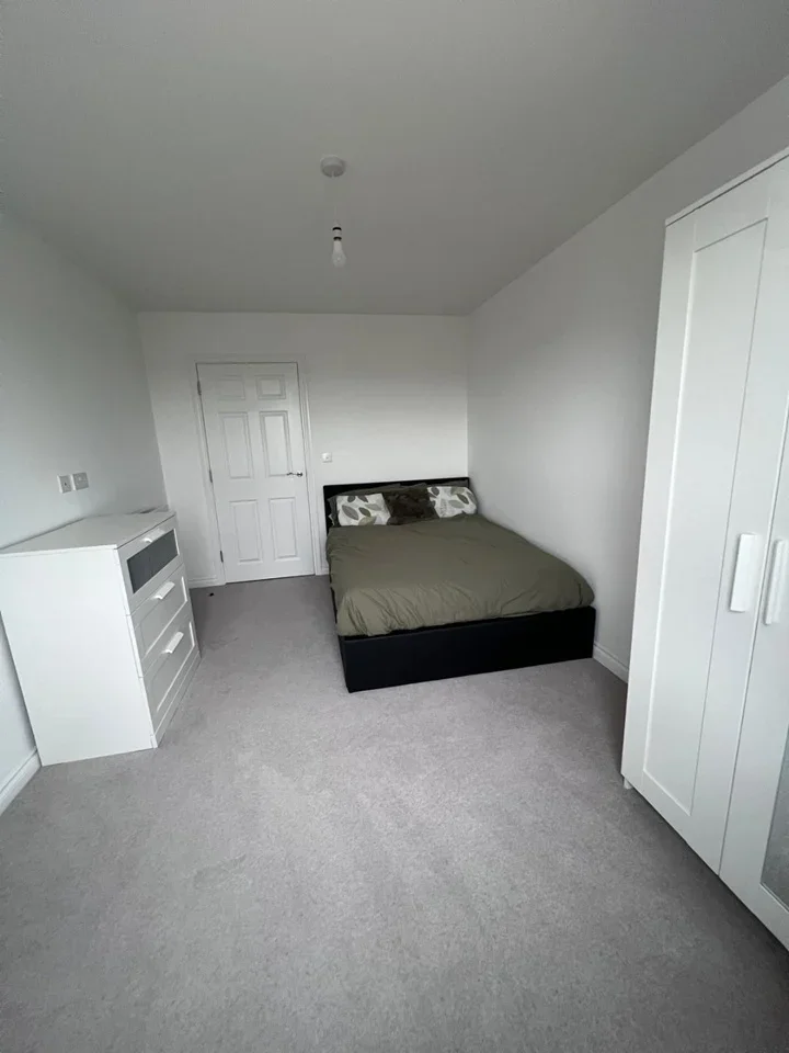 Room Stone Lodge Road in Dartford