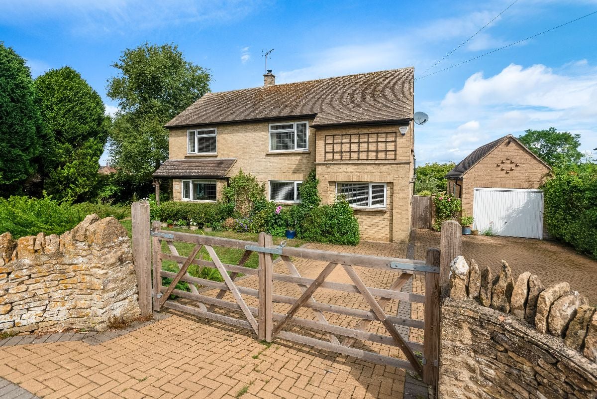 House Cleveley Road in West Oxfordshire