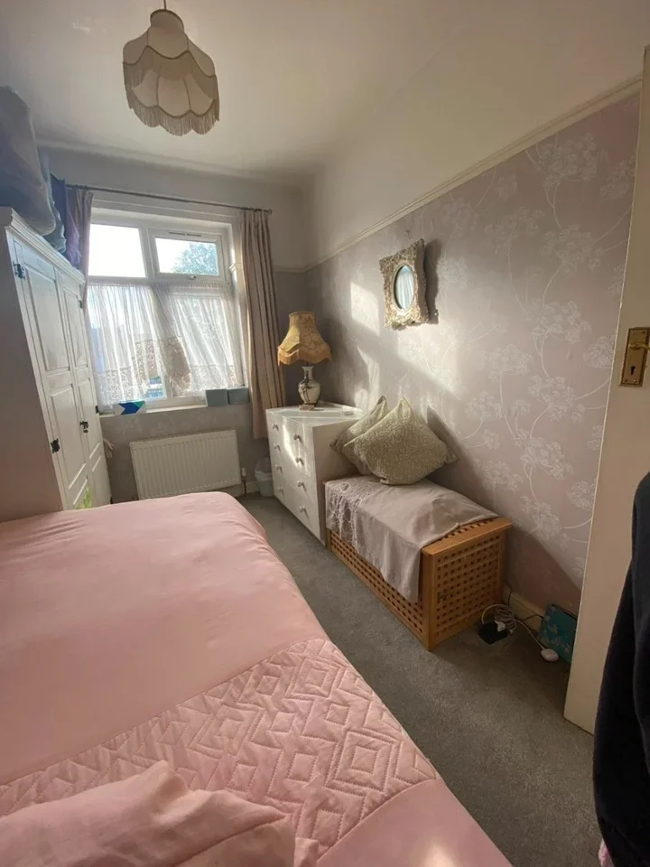 Room Whalebone Lane North in Greater London