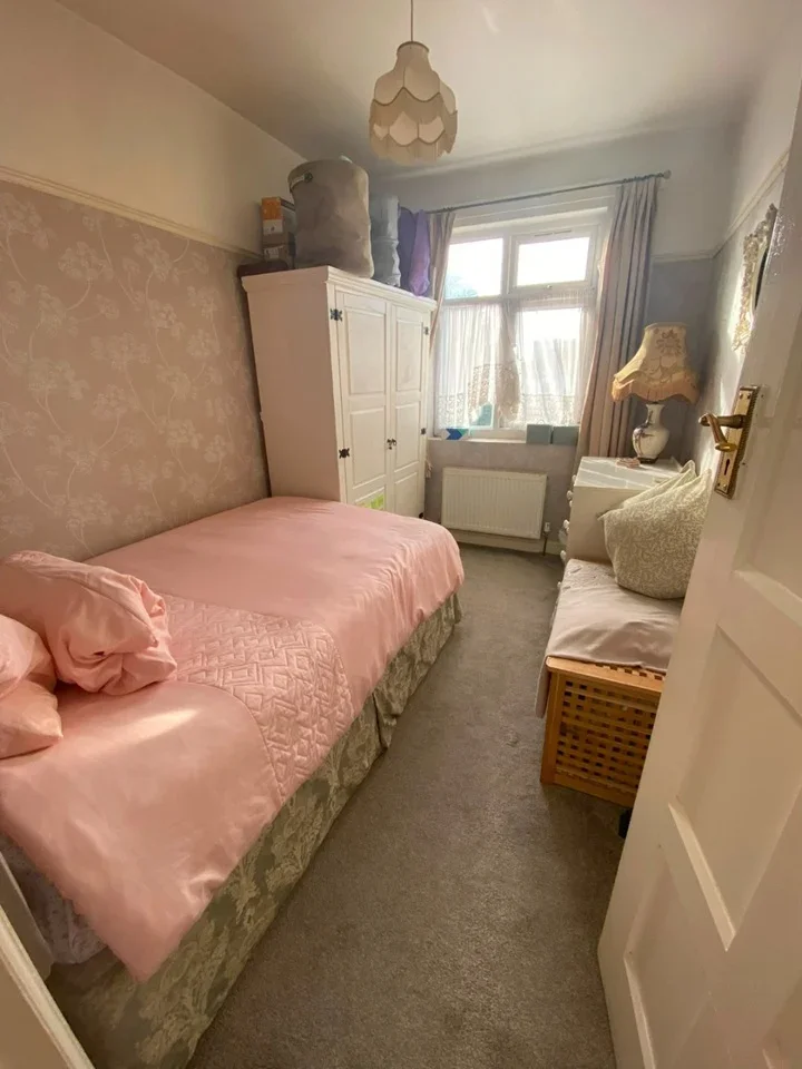 Room Whalebone Lane North in Greater London
