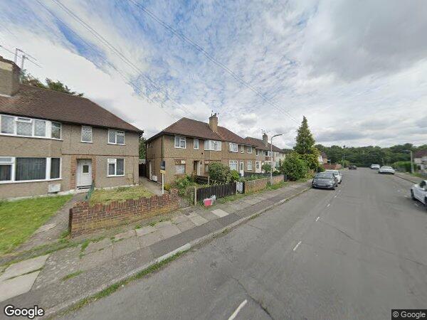Flat Pinewood Avenue in Greater London