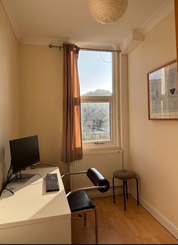 Room Strathville Road in Greater London