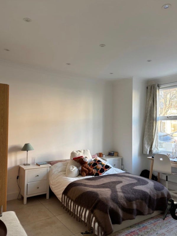 Room Strathville Road in Greater London