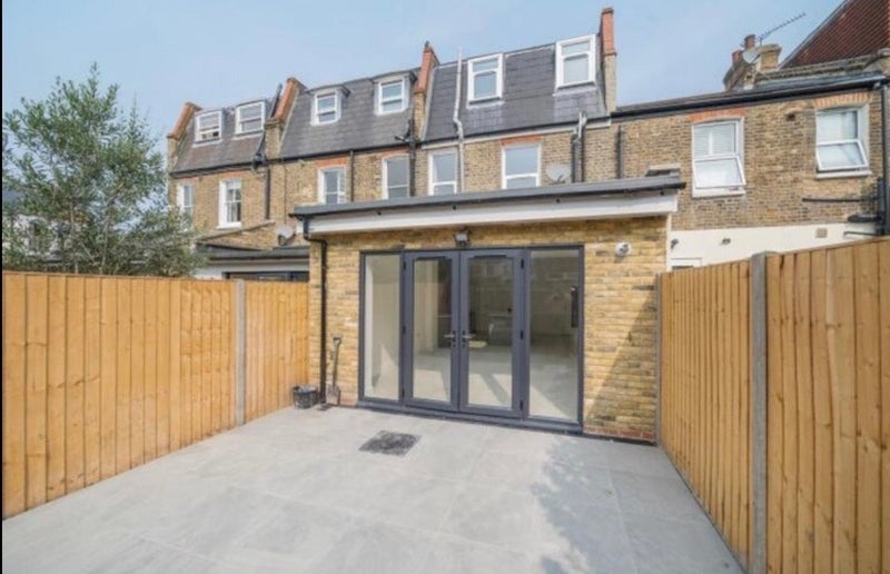 Room Strathville Road in Greater London