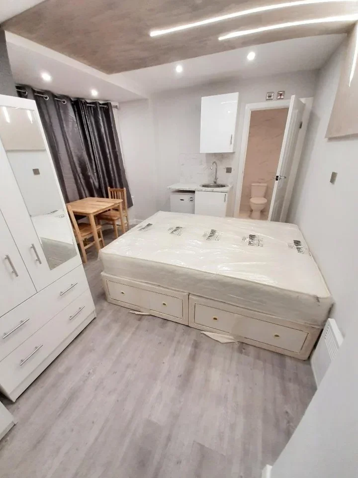 Flat Gloucester Terrace in City of Westminster