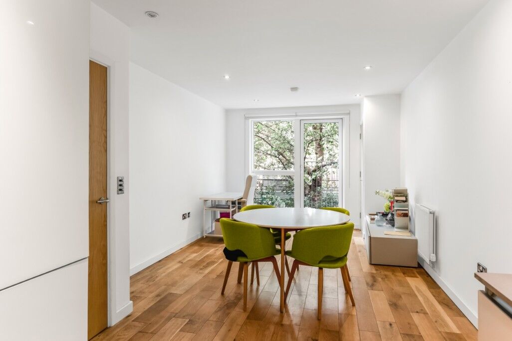 Flat Plender Street in Greater London