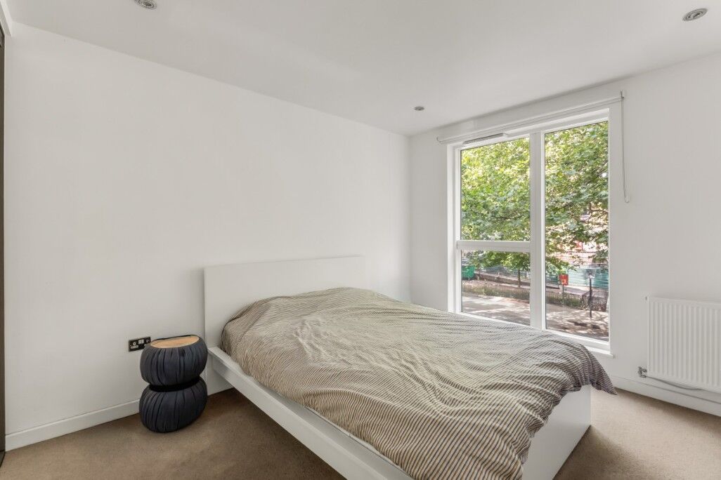 Flat Plender Street in Greater London