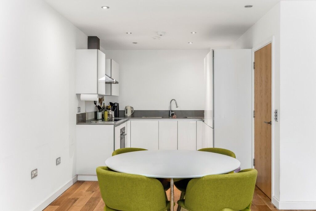 Flat Plender Street in Greater London