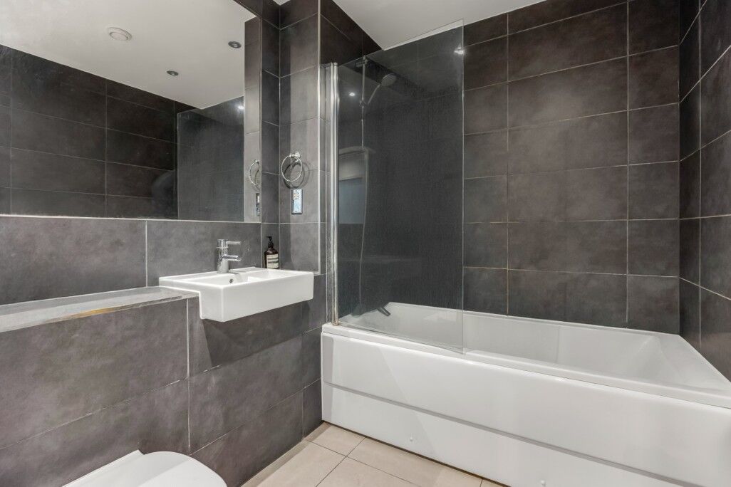 Flat Plender Street in Greater London