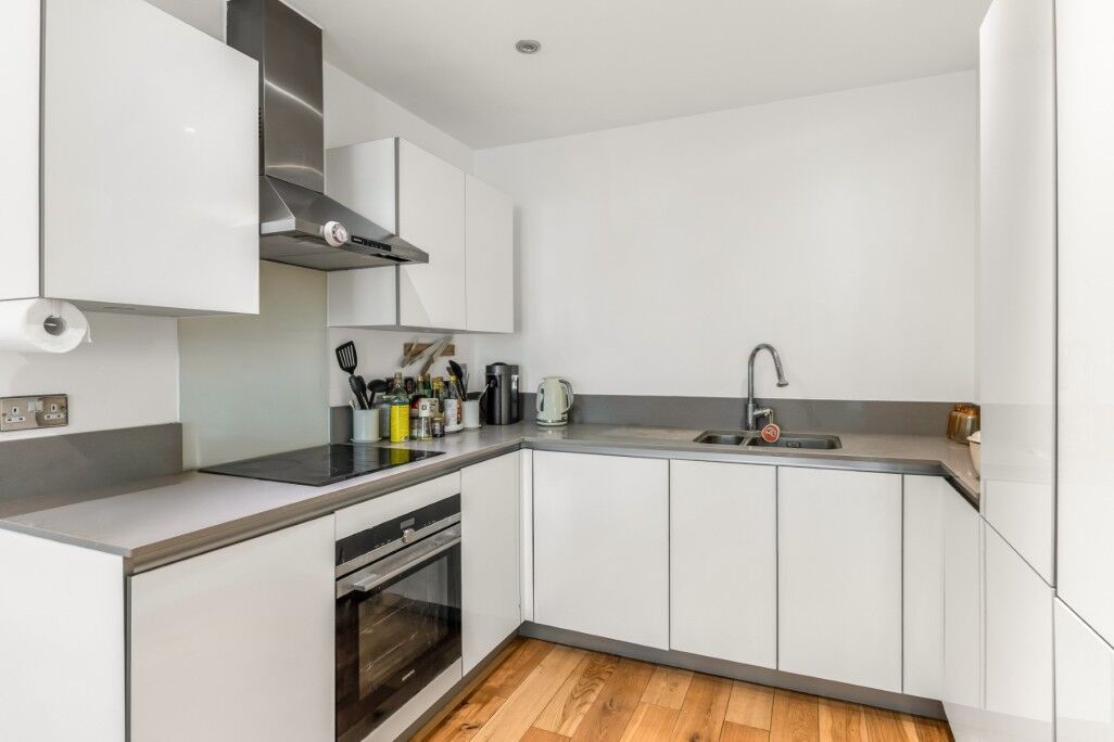 Flat Plender Street in Greater London