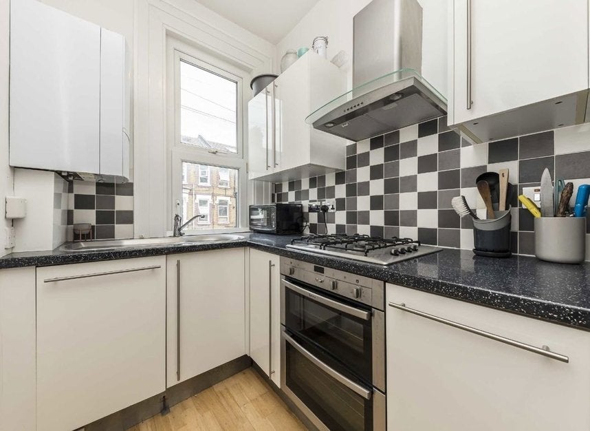 Flat Tremadoc Road in Greater London