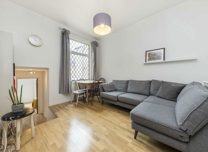 Flat Tremadoc Road in Greater London