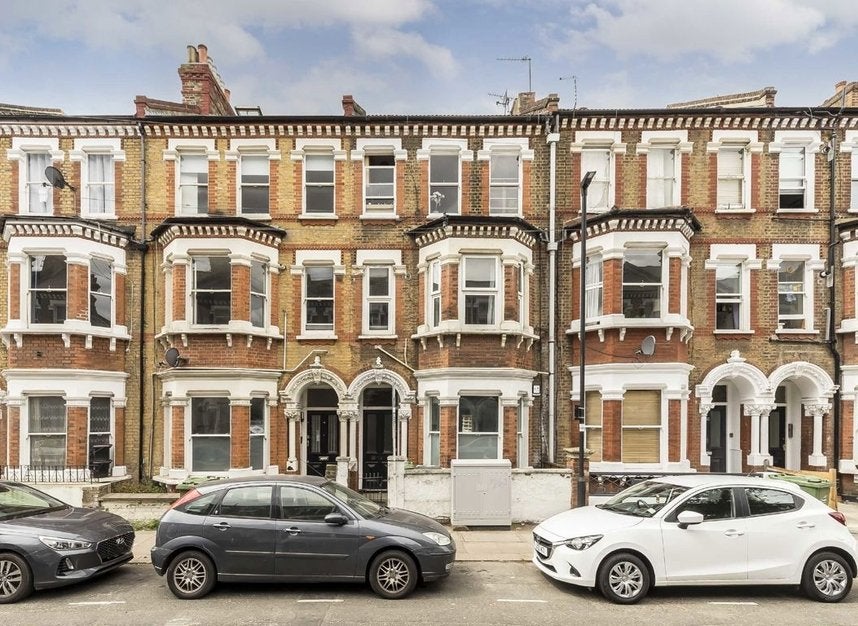 Flat Tremadoc Road in Greater London
