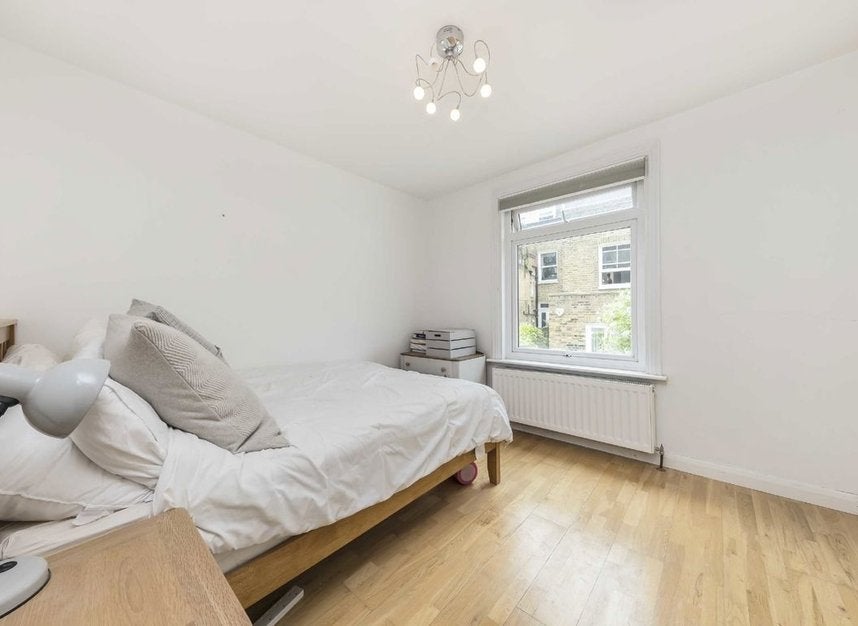Flat Tremadoc Road in Greater London
