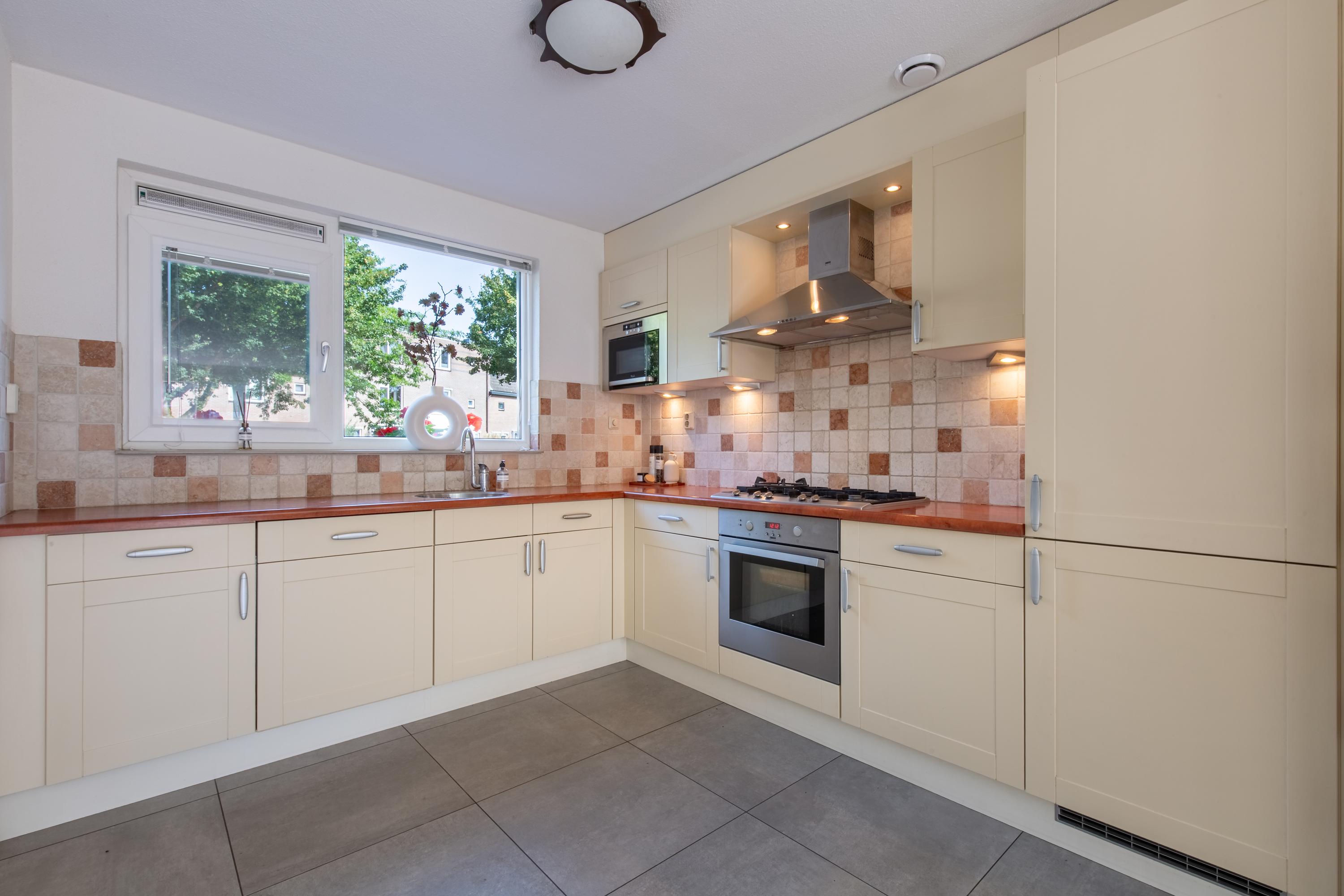 Tussenwoning te koop: De Velden 73, Schiedam