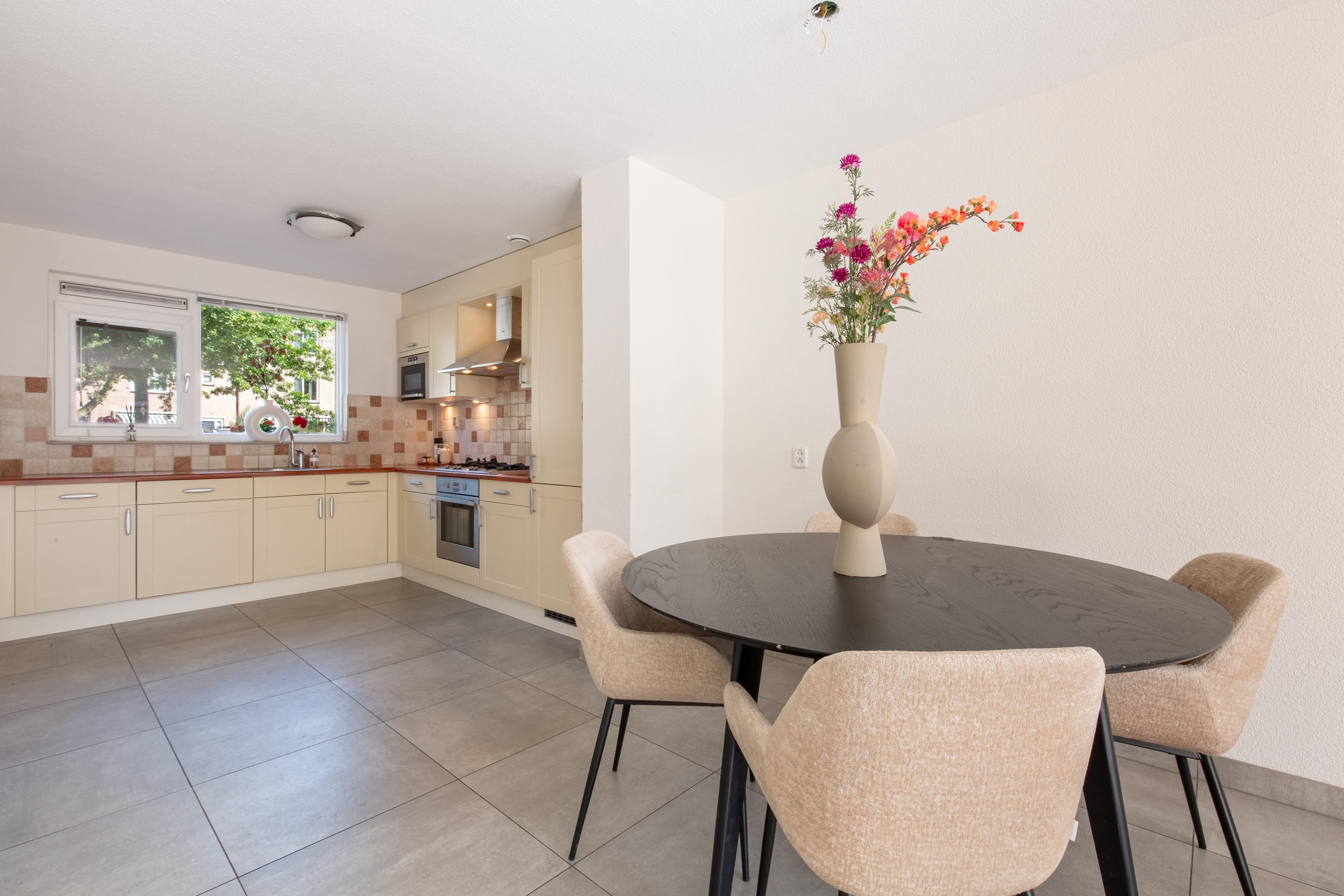 Tussenwoning te koop: De Velden 73, Schiedam