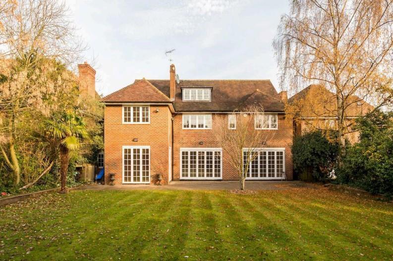 House Winnington Close in Greater London