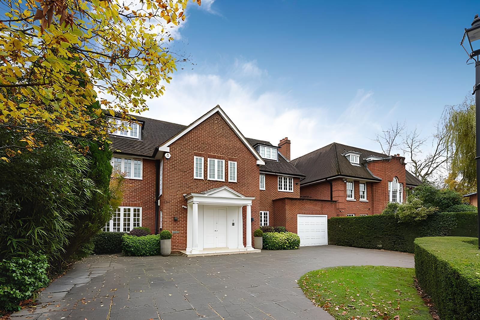 House Winnington Close in Greater London
