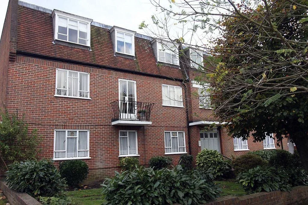 Flat Exeter Road in Greater London