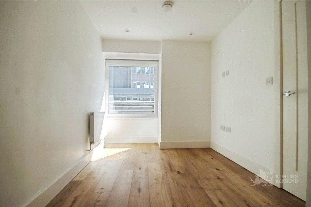 Flat High Street in Greater London