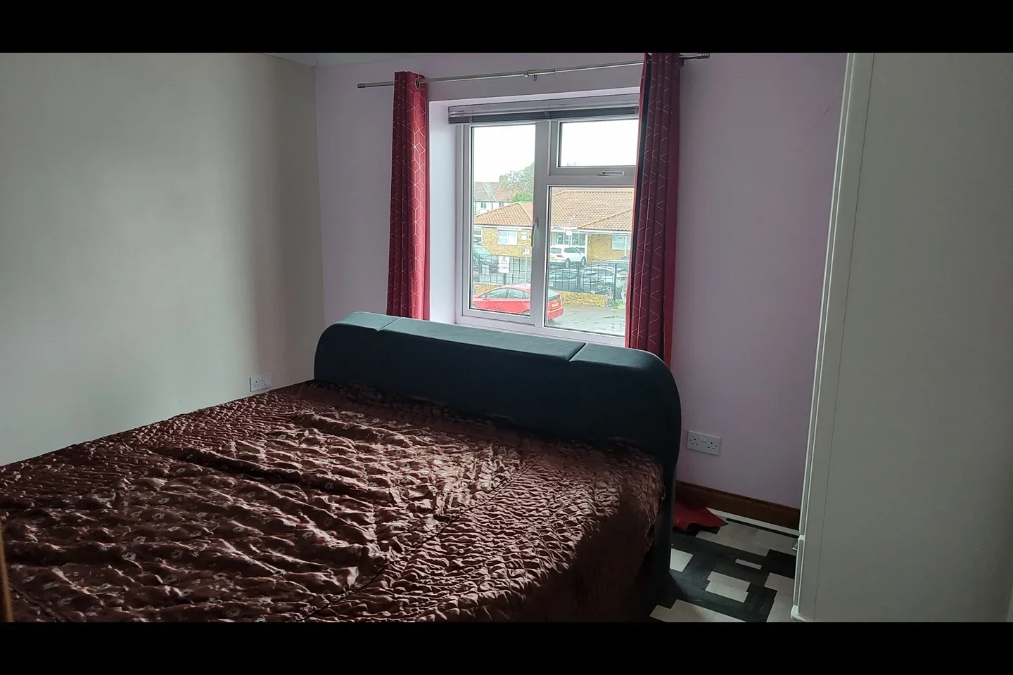 Room Becontree Avenue in Greater London