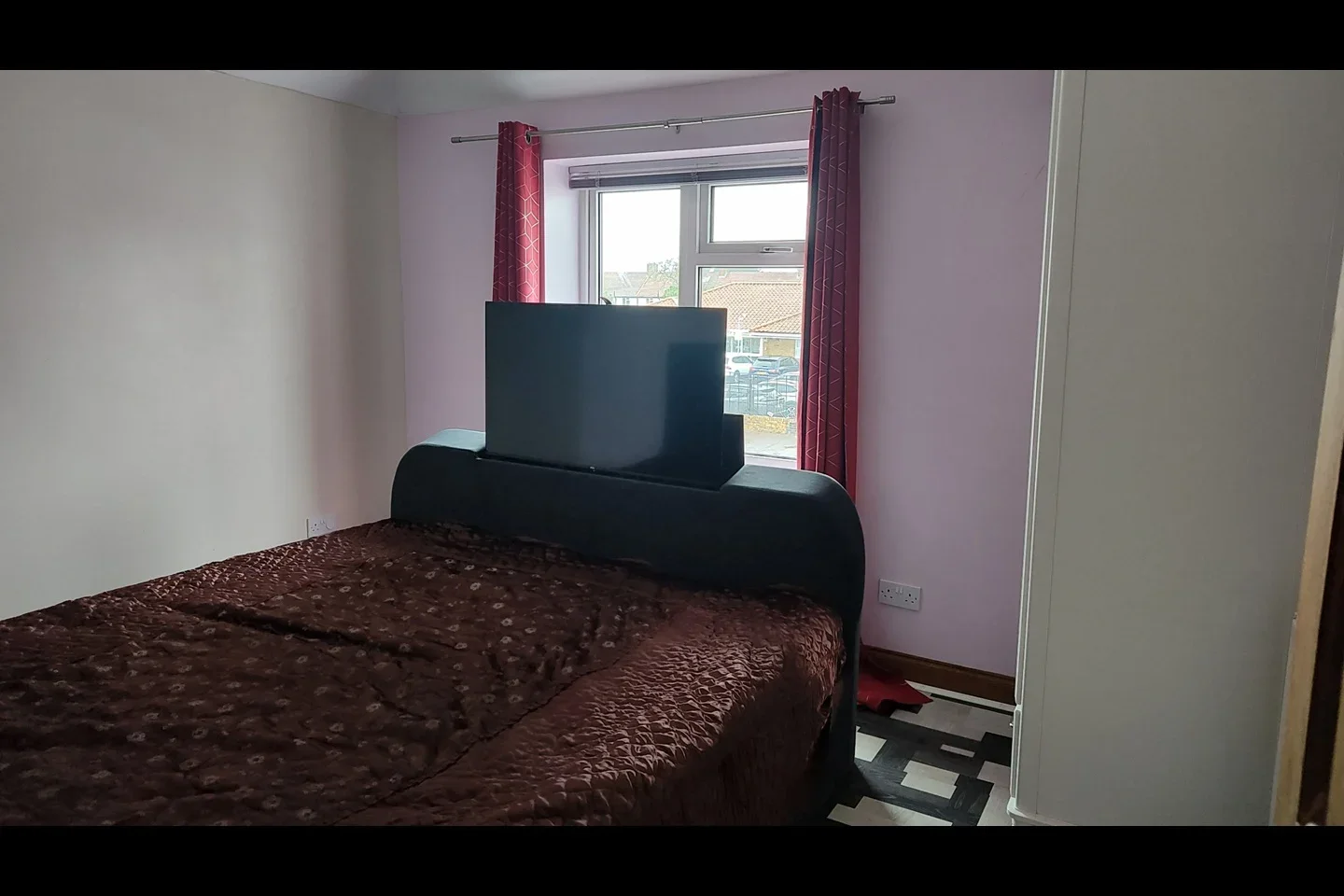 Room Becontree Avenue in Greater London