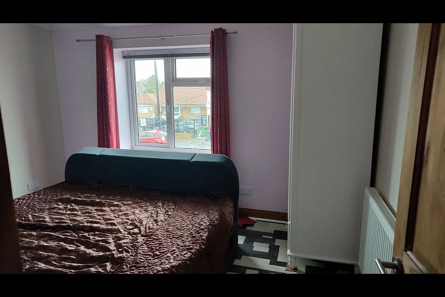 Room Becontree Avenue in Greater London